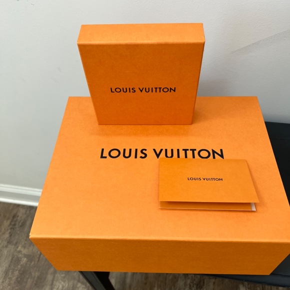 Louis Vuitton - Picture 6 of 6